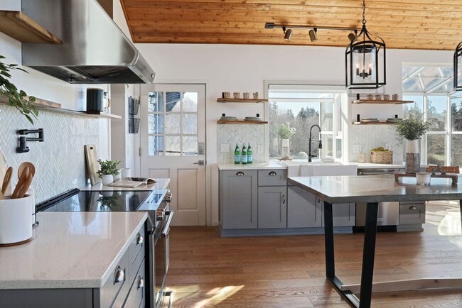 Building Photo - One Of A Kind Freeland Home with Two Seper...