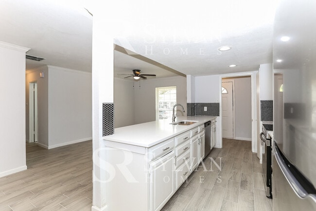 Building Photo - Lease today! No extra charge for contentment and relaxation!