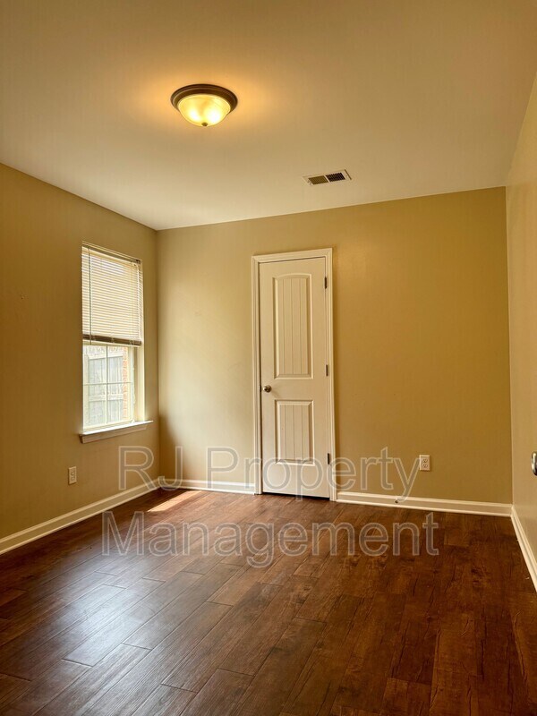 Building Photo - 5520 Kaitlyn Dr E