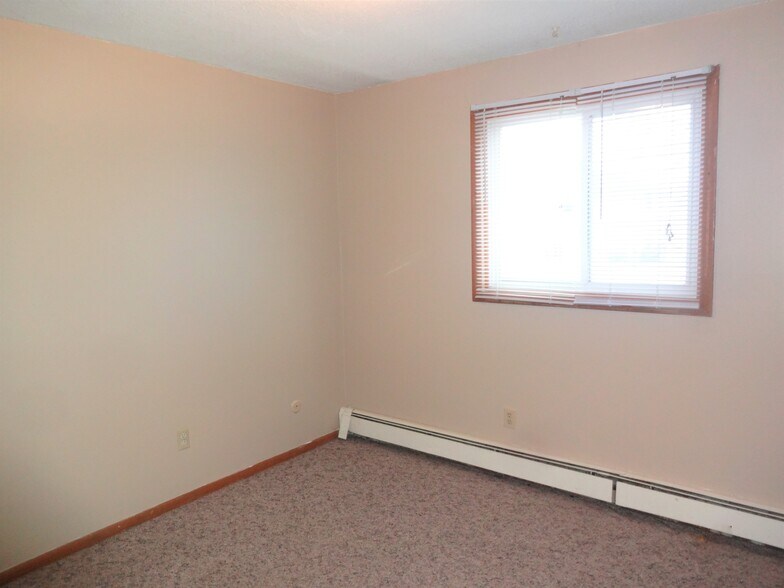 Building Photo - 2210 18 1/2 Ave NW