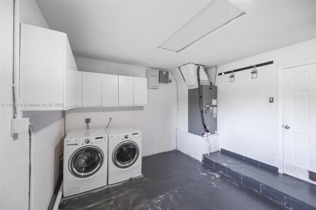 Building Photo - 11811 NW 5th Ct