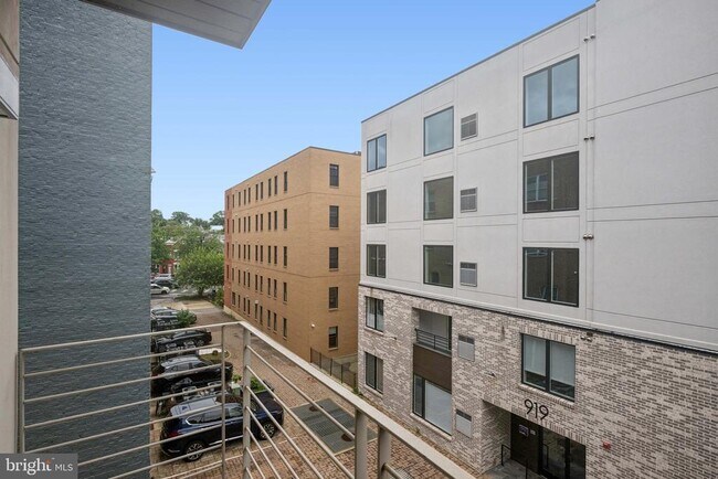 Building Photo - 915 12th St NE