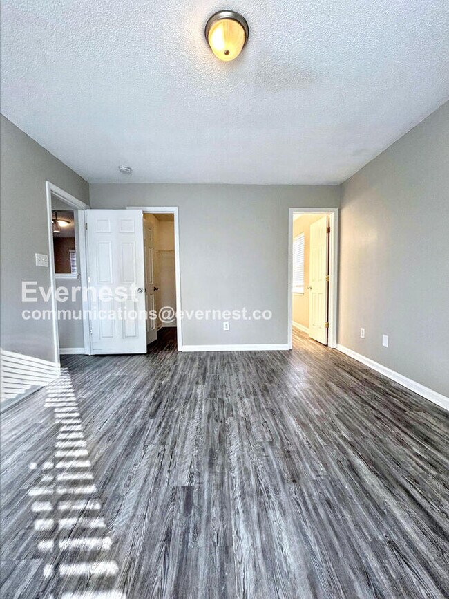 Building Photo - Limited Time Special Offer / 3 Bed, 2 Bath Home with Attached Garage and Hookups