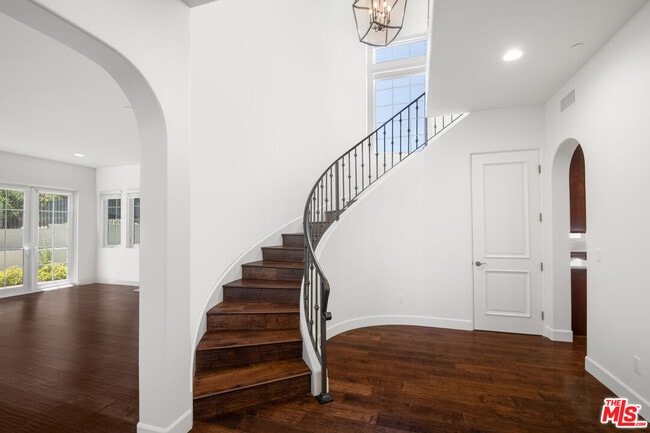 Building Photo - 18326 Columbus Cir