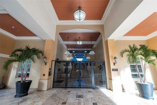 Building Photo - 520 SE 5 Ave