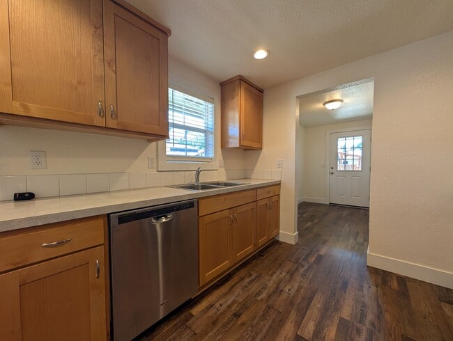 Building Photo - Beautiful 3 Bedroom, 2 Bath Home In The Ri...