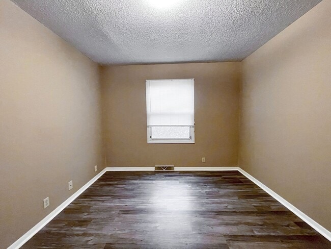 Building Photo - Spacious Ground Floor 2 Bed with Screened Porch!