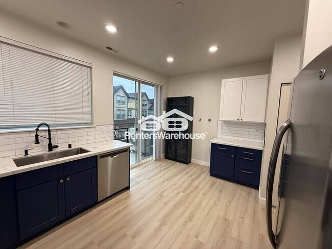 Building Photo - Modern condo, conveniently located!