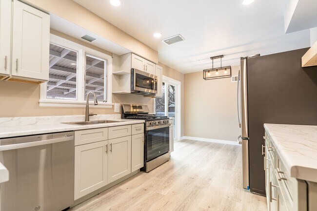 Building Photo - Single family home near CMR High School and Valley View Elementary School in Great Falls.