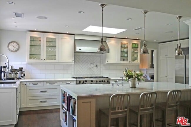 Building Photo - 10253 Valley Spring Ln