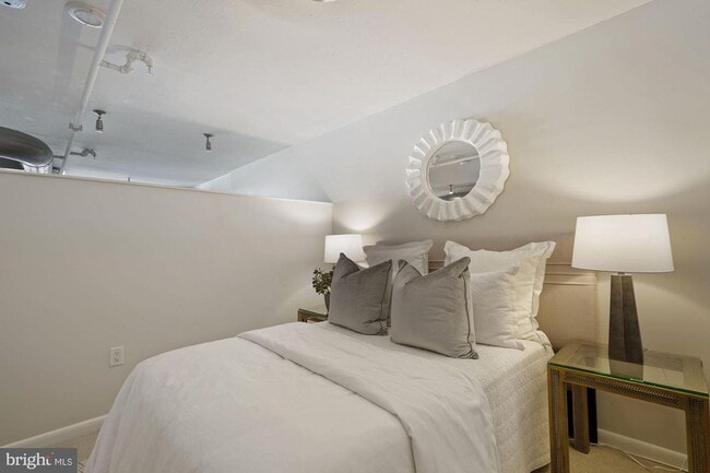 Building Photo - Incredible 11th Floor 2BR/2BA Condo (including reserved garage parking) in Vibrant Mount Vernon T...