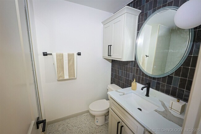 Building Photo - 112 W 2nd St