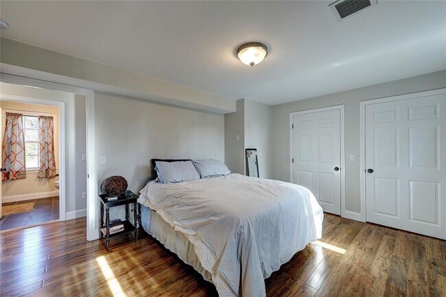 Building Photo - 216 Maple Ave