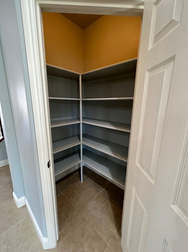 Building Photo - Desirable and Spacious 5-Bedroom Home in Empire Ranch!