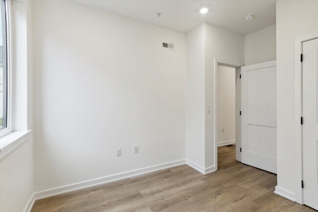 Building Photo - 1533 N Sydenham St