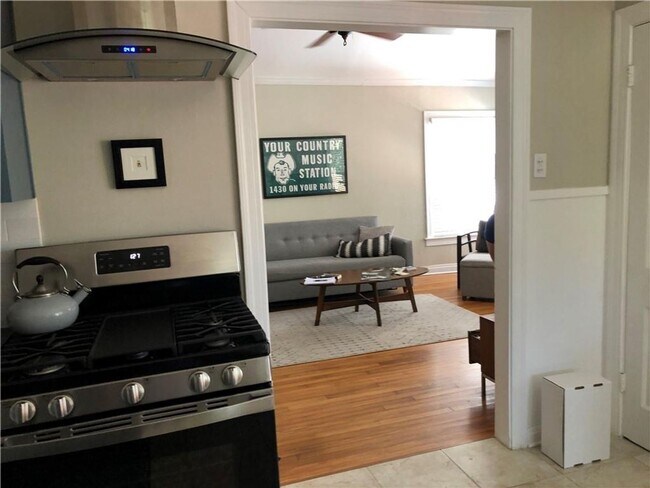 Building Photo - 2920 Windsor Rd