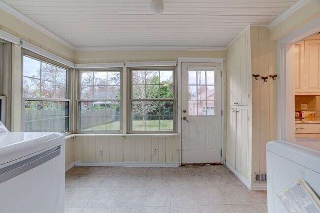 Building Photo - 3 Bed | 1 Bath in Midtown!