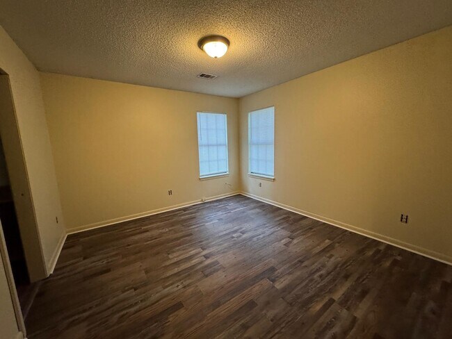 Building Photo - 3 Bed/1.5 Bath Near Fox Meadow Schools!