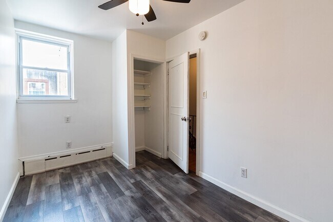 Building Photo - Three Bed Newbold Townhome