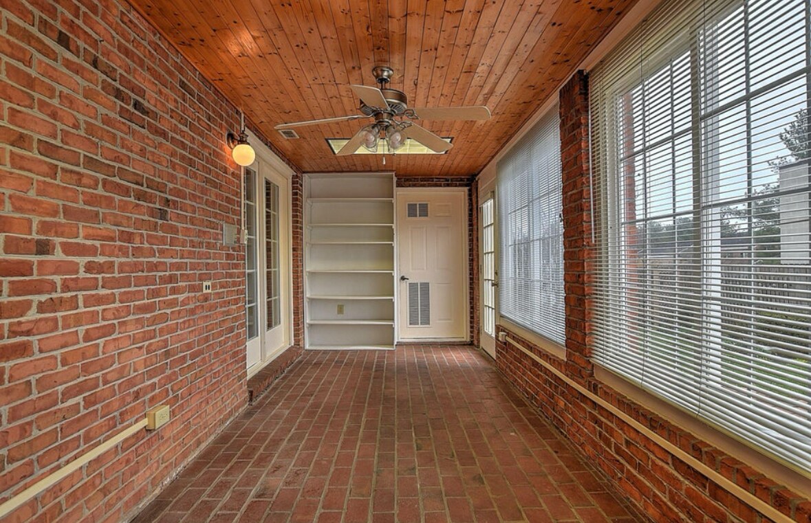 Building Photo - 2734 E Oakland Ave