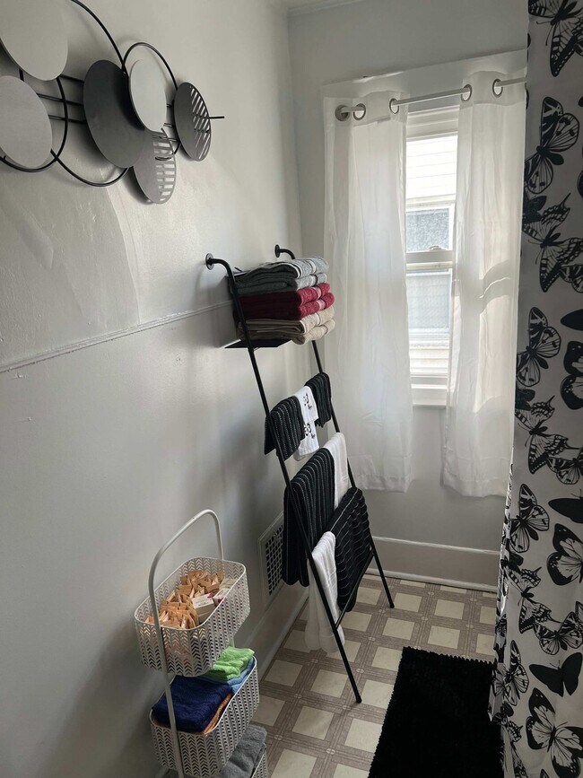 Building Photo - 160 Stafford Ave