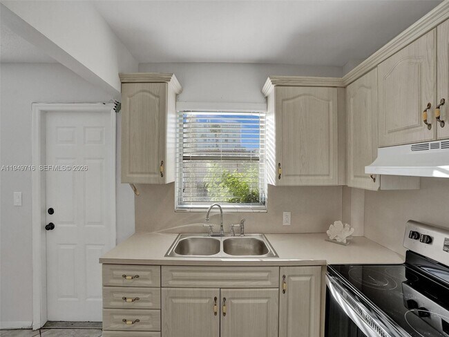 Building Photo - 5112 Hollywood Blvd