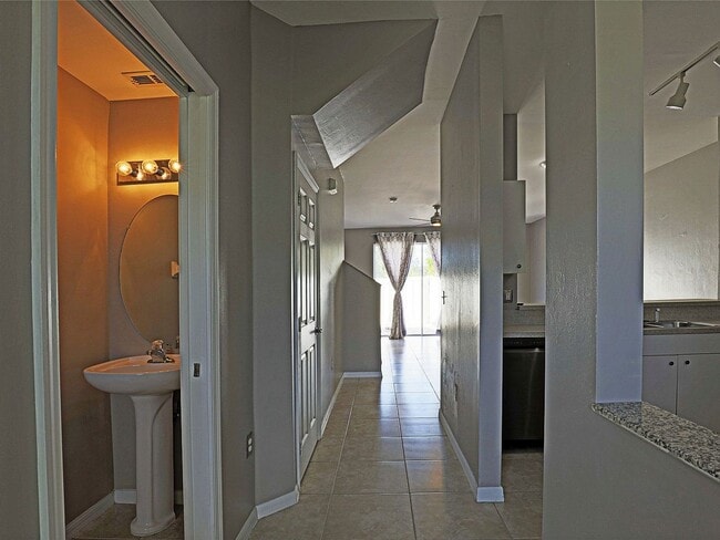 Building Photo - Forest Lake Townhomes 3605-107
