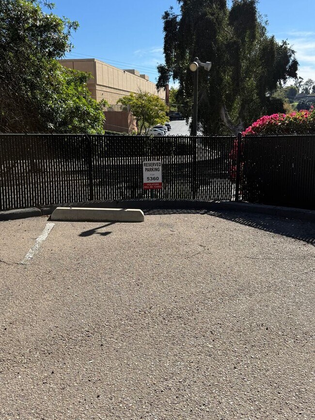 Building Photo - 2 bedroom 2.5 bath condo for rent