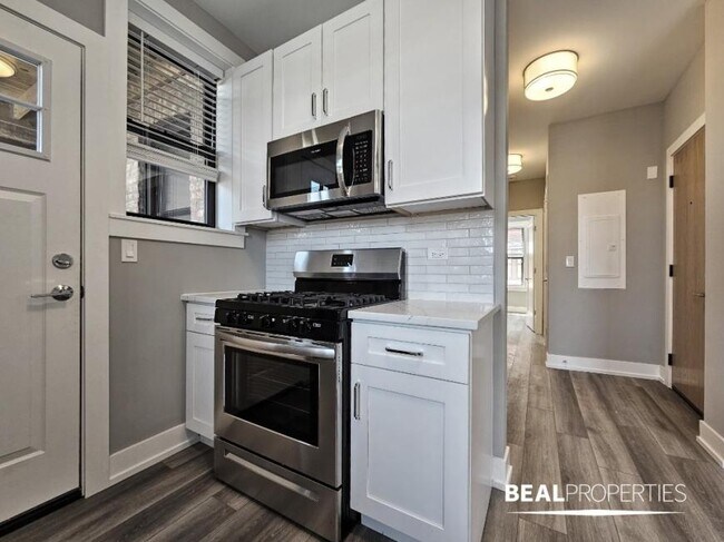 Building Photo - 2 bedroom in CHICAGO IL 60613