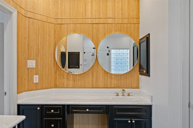 Building Photo - 1515 Hyde Park Blvd