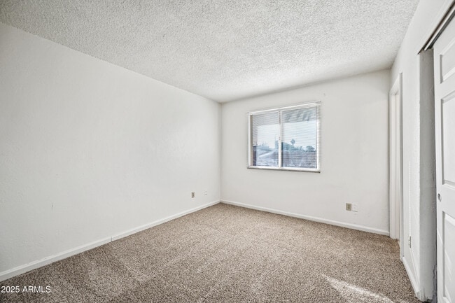 Building Photo - 2208 N 47th Ln