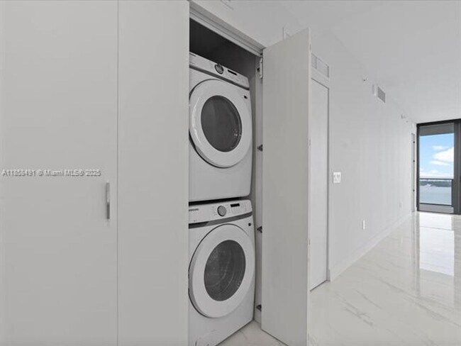 Building Photo - 700 NE 24th St