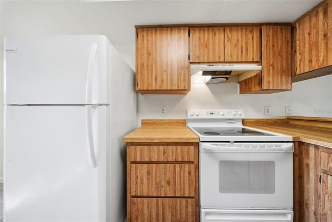 Building Photo - 2131 Ridge Rd S