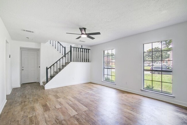 Building Photo - 402 Tresvant Dr
