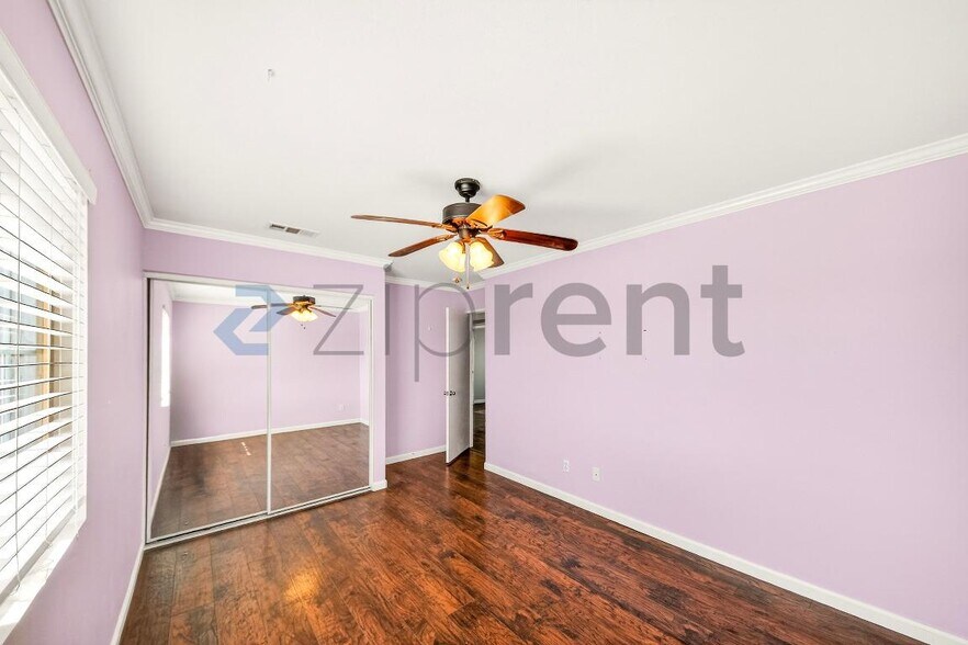 Building Photo - 619 W Ave H 13