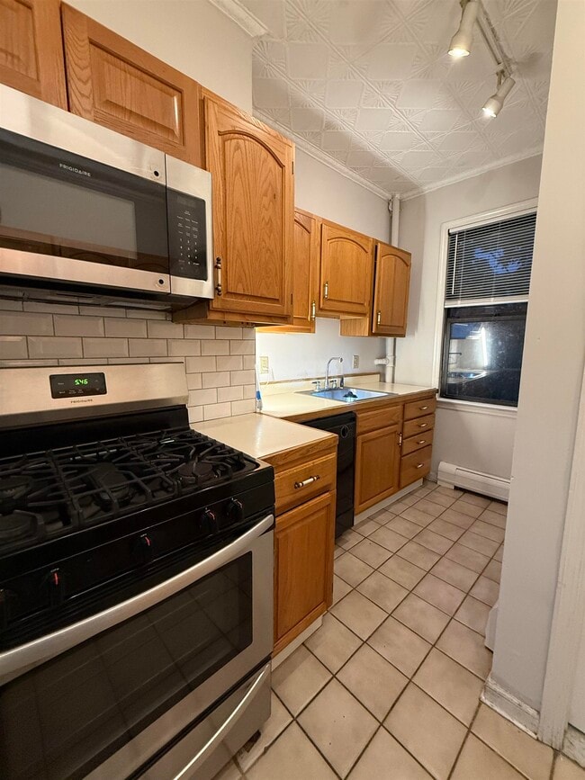 Building Photo - 614 GRAND St