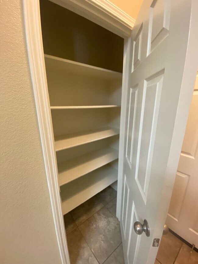 Building Photo - Rare Find in Lincoln!  Spacious 3 Bedroom 2.5 Bath Home Walking Distance to the Park