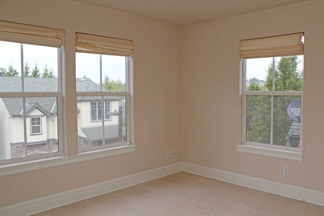 Building Photo - Spacious 4 BDR Legend & Renaissance Constr...