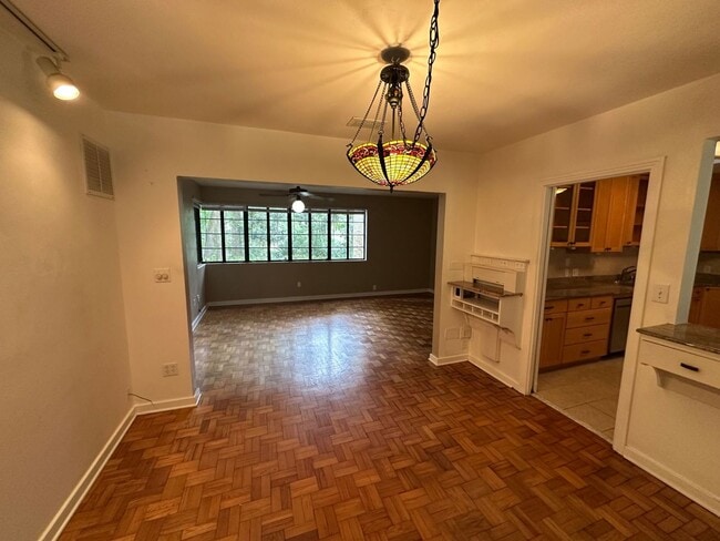 Building Photo - Charming 3 Bedroom w/ study that can be 4th bedroom, 3 Bath Home in Florida Park – Hardwood Floor...