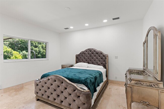 Building Photo - 6190 SW 102nd St