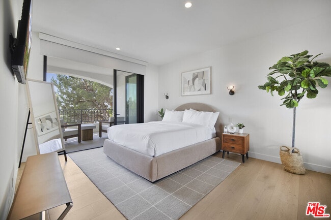 Building Photo - 7212 Mulholland Dr