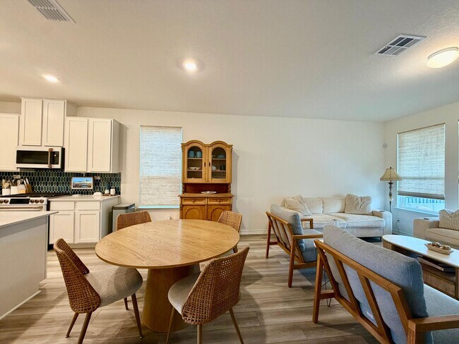 Building Photo - Exceptional 4BR, 3BA Home in Desirable Knox Ridge