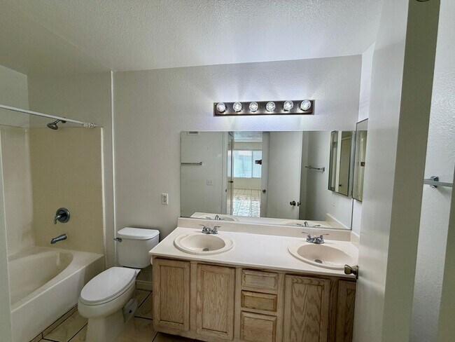 Building Photo - SE 2 bedroom condo in gated community