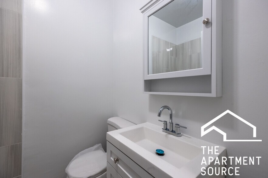 Building Photo - 1319 W Estes Ave