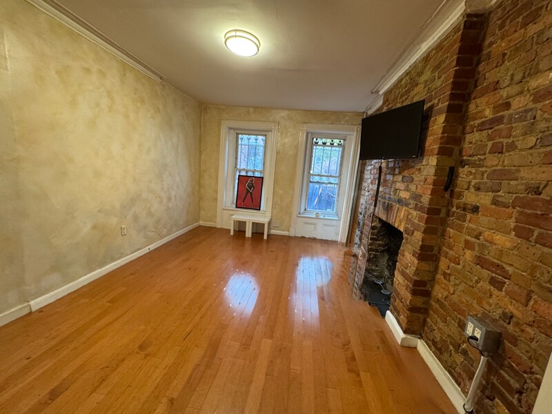 Building Photo - 72 Somers St