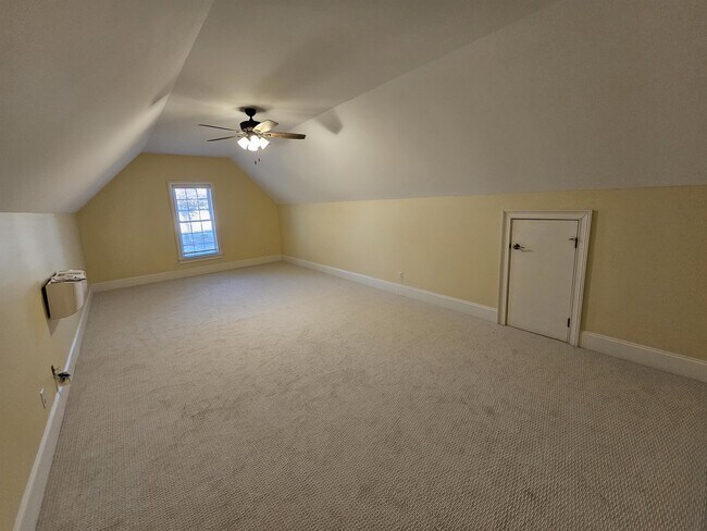 Building Photo - 120 Mossy Ln