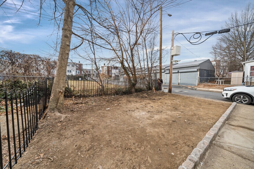 Building Photo - 504 W 26th St