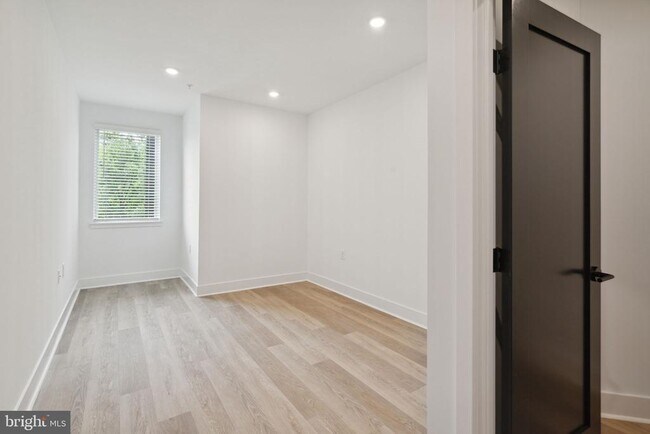 Building Photo - 1419 W Grange Ave