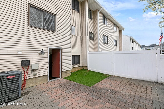 Building Photo - 173 Clubhouse Dr