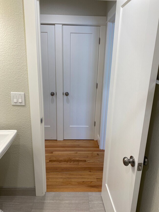 Building Photo - Modern Vintage Alberta Arts  1250sqft 1BR-...